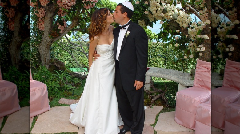 Jackie Sandler et Adam Sandler s'embrassent le jour de leur mariage