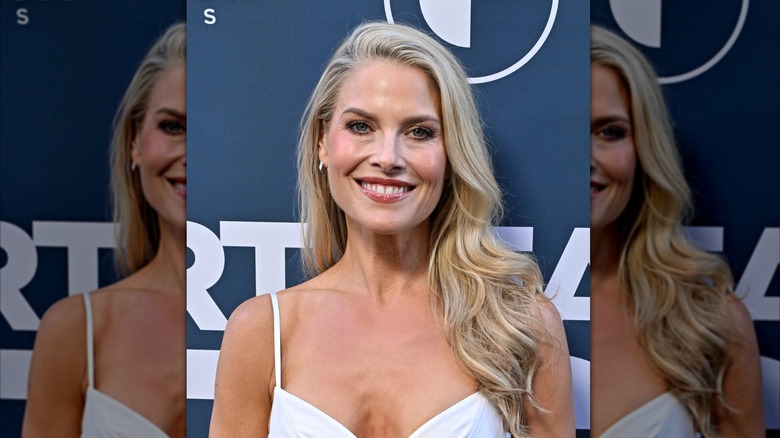 Ali Larter avec des vagues lâches et une partie latérale