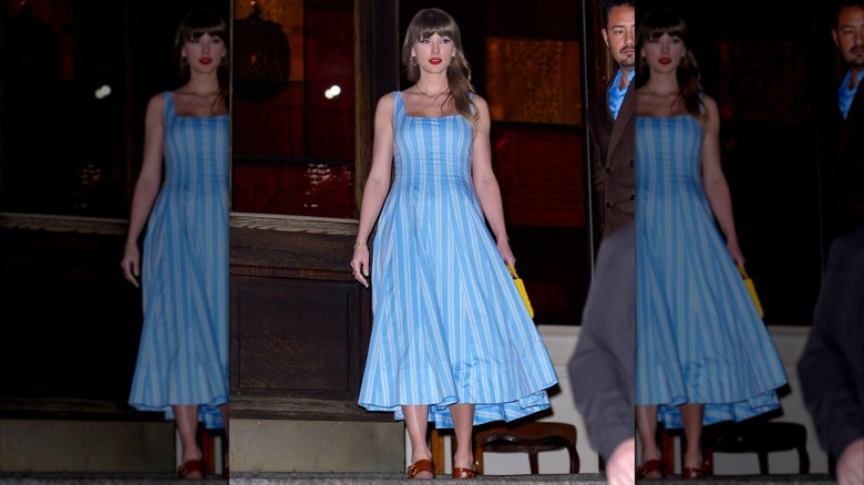 Taylor Swift dans une robe à rayures bleues