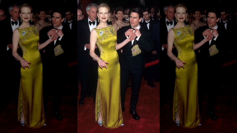 Nicole Kidman sourit dans une robe en satin vert à côté de Tom Cruise