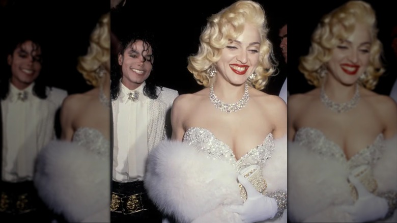 Madonna portant une robe blanche incrustée à côté de Michael Jackson