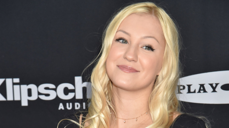 Ava Sambora sur le tapis rouge pour soutenir son père