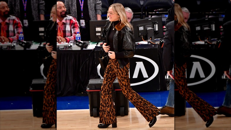 Chloé Sévigny porte un pantalon imprimé léopard