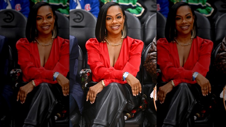 Kandi Burruss porte un haut rouge