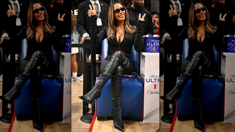Victoria Monet vêtue de noir