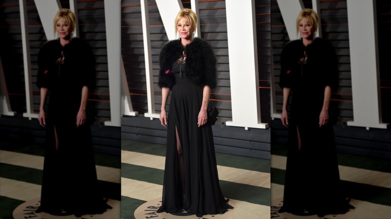 Melanie Griffith sourit dans une robe noire