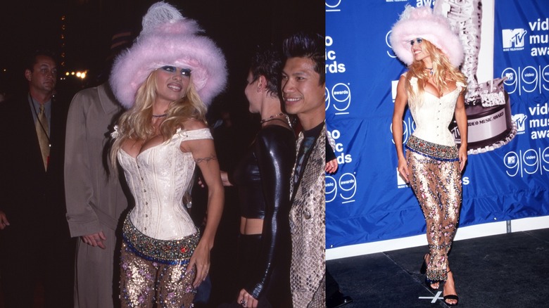 Pamela Anderson aux VMA en 1999 dans un corset et un pantalon ébloui