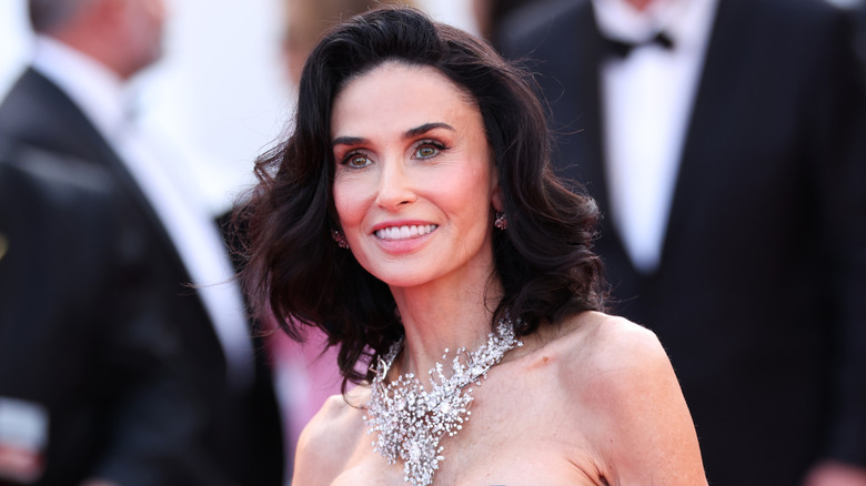 Demi Moore dans un carré court ondulé au Festival de Cannes