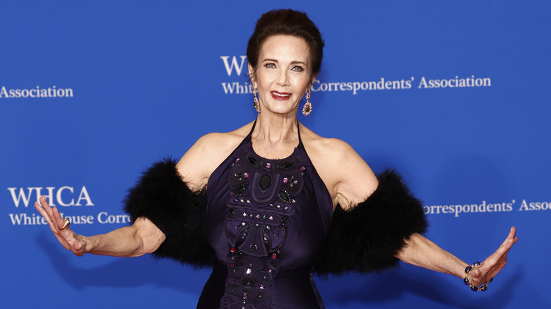 Lynda Carter pose dans une robe noire
