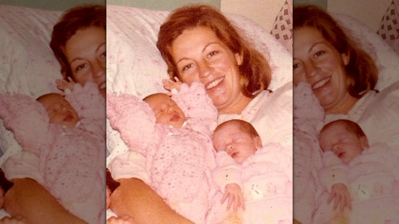 Bébés Gisèle et Patricia avec maman Vania