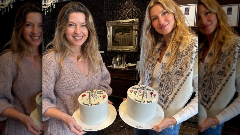 Pati et Gisele Bündchen sourient en tenant des gâteaux d'anniversaire