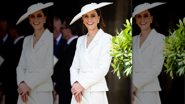 Kate Middleton portant une veste et une jupe blanches