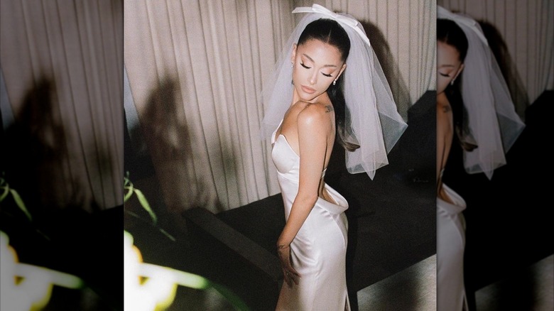 Ariana Grande dans sa robe de mariée et son voile