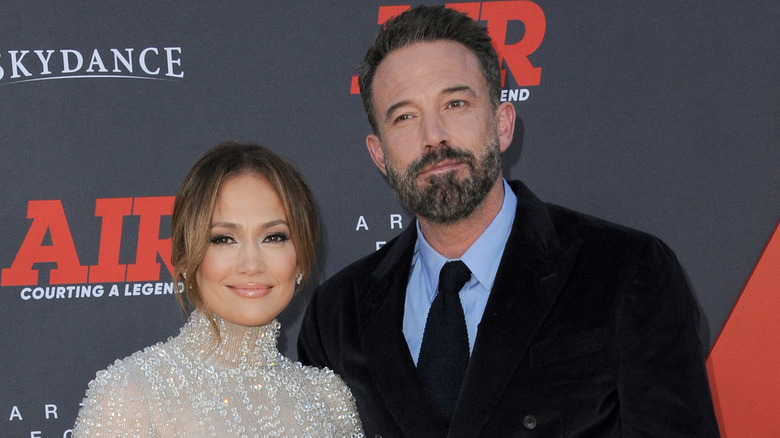 Jennifer Lopez et Ben Affleck sur le tapis rouge d'Air en souriant