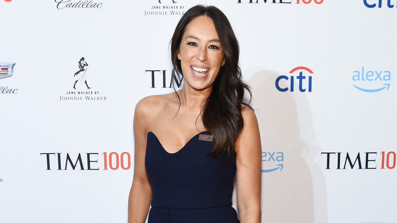 Joanna Gaines sourit lors d'une apparition publique