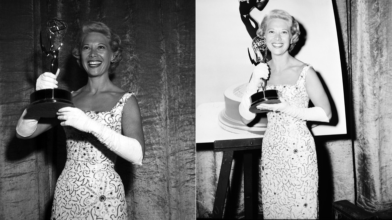 Dinah Shore est titulaire d'un Emmy lors de la 10e édition des Emmy Awards à Los Angeles en avril 1958.