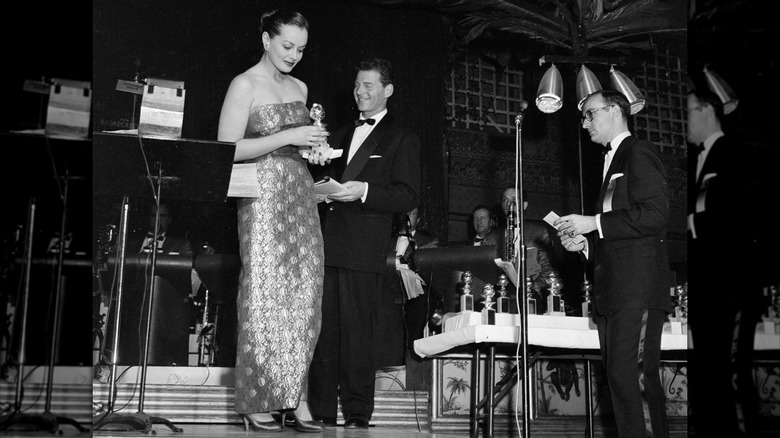 Victoria Shaw remporte le prix de la meilleure nouvelle star lors de la 13e édition des Golden Globes à Los Angeles en février 1956