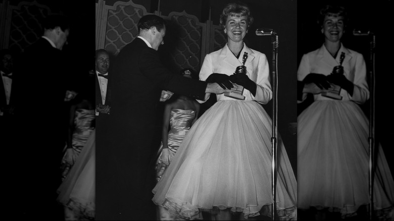 Doris Day remporte le prix du film préféré du monde lors de la 15e édition des Golden Globes à Hollywood en 1958.