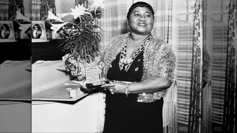 Hattie McDaniel avec son Oscar de la meilleure actrice dans un second rôle en 1945