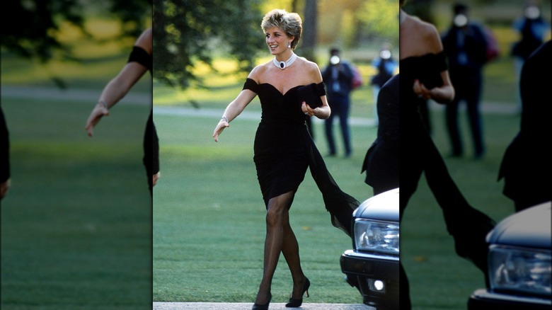 La princesse Diana dans une robe noire moulante à épaules dénudées sortant d'une voiture.
