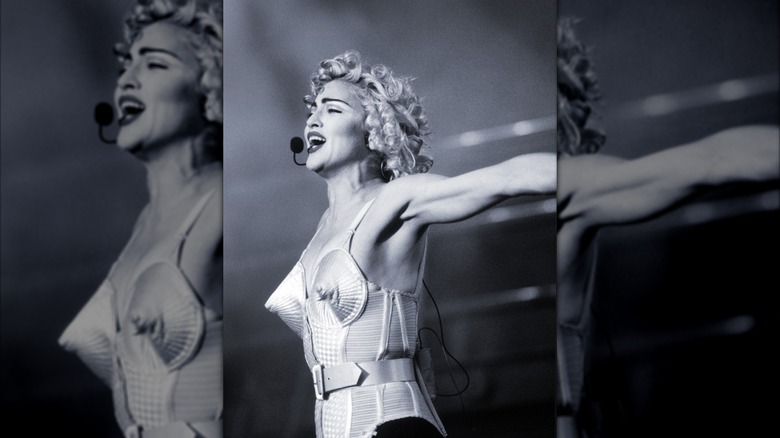 Photo en noir et blanc de Madonna dans son soutien-gorge conique emblématique.