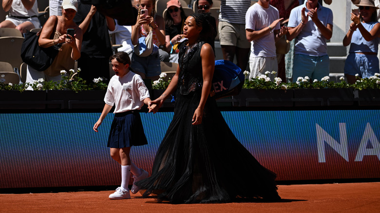 Naomi Osaka porte une tenue noire à Roland-Garros 2026