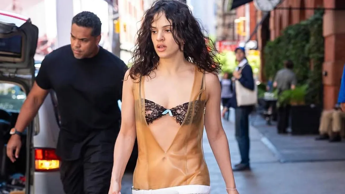 Tout le monde parle du tutu punk transparent que portait Rosalía avant son premier concert à New York, mais nous n'avons d'yeux que pour sa robe nuisette rose