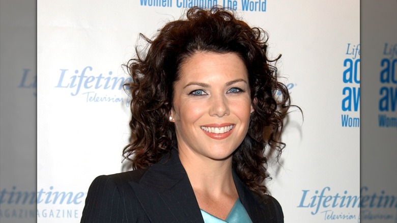 Lauren Graham aux cheveux bouclés sur le tapis rouge en 2003