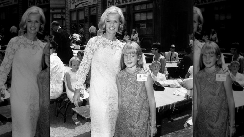 Tippi Hedren et sa fille, Melanie Griffith, lors d'une fête d'enfants, un déjeuner « Batman » pour un orphelinat en Californie, 1966