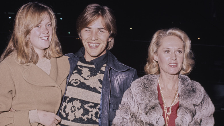 Melanie Griffith, Don Johnson et Tippi Hedren souriant en 1974