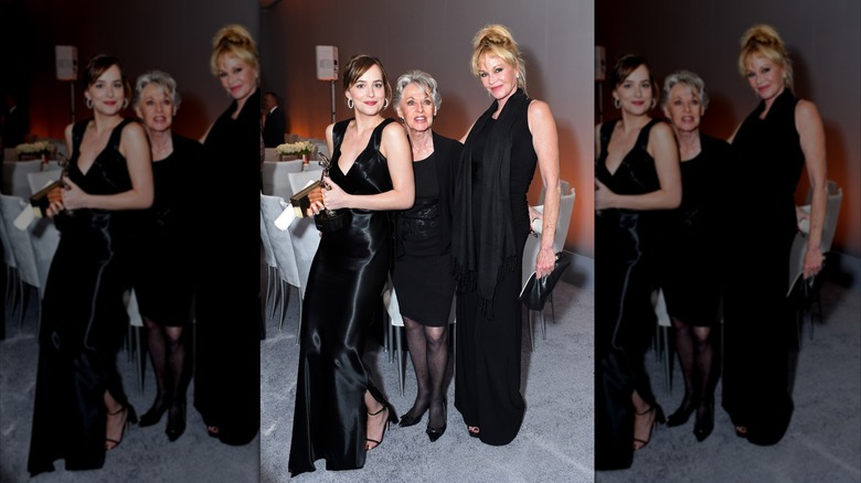 Dakota Johnson, Tippi Hedren et Melanie Griffith posent avec le Calvin Klein Emerging Star Award lors de la 22e édition annuelle du ELLE Women 2015