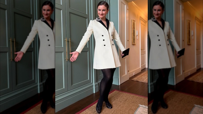 Chloé Malle pose dans une robe blanche boutonnée.