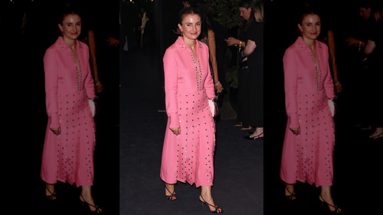 Chloé Malle dans une robe rose avec les cheveux tirés en arrière