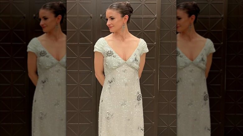 Chloé Malle pose dans une robe recouverte de cristaux.