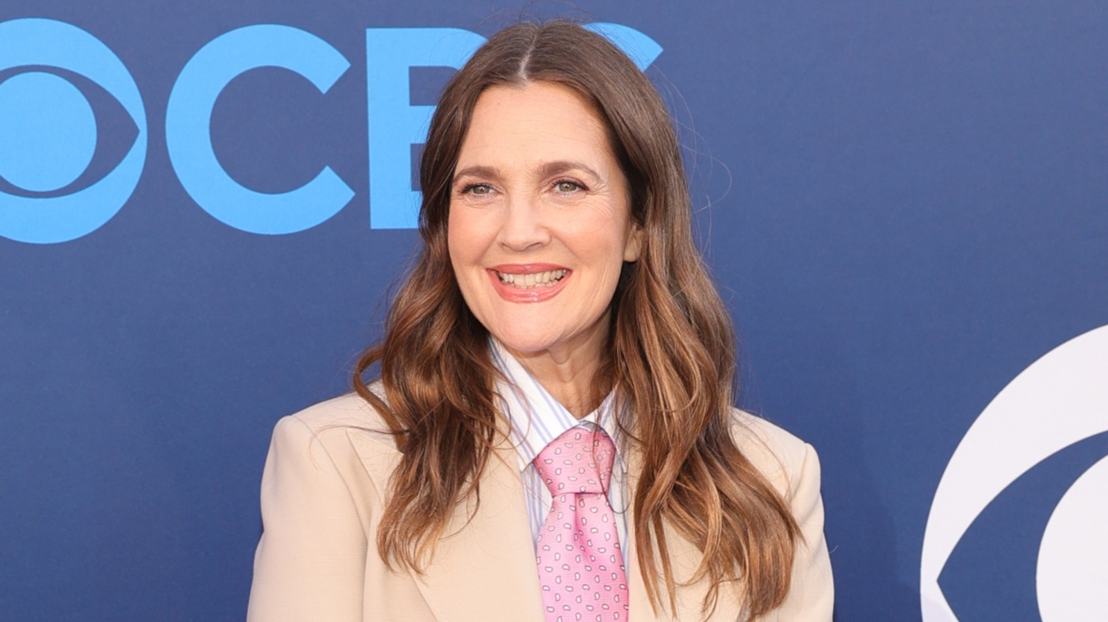 « Un honneur de mériter chaque (rire) ligne » : Drew Barrymore ne s'excuse pas de vieillir naturellement