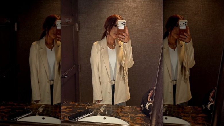 Chelsea DeBoer porte un blazer crème à franges