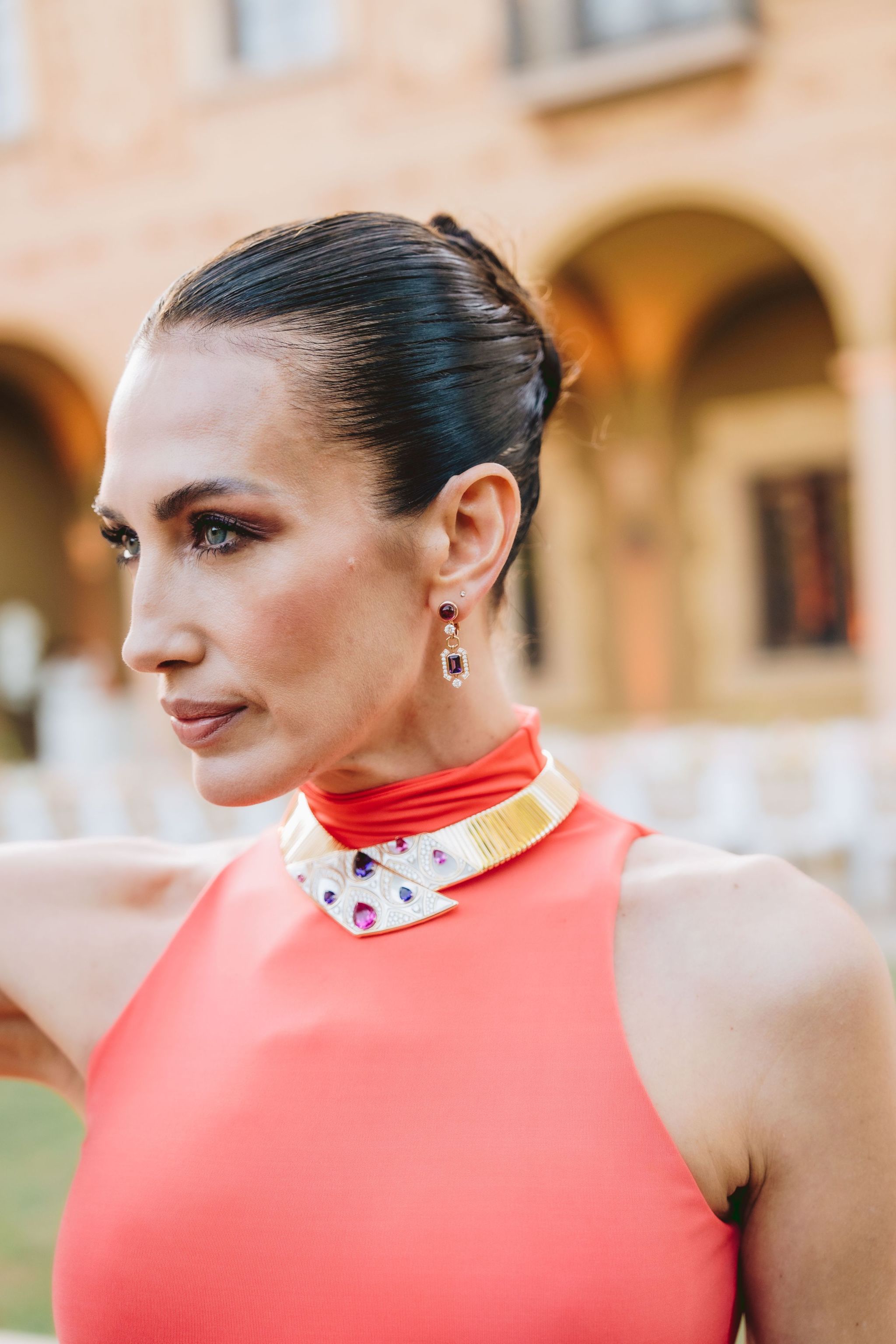 Nieves Álvarez avec des boucles d'oreilles et un collier de Haute Joaillerie Bvlgari.