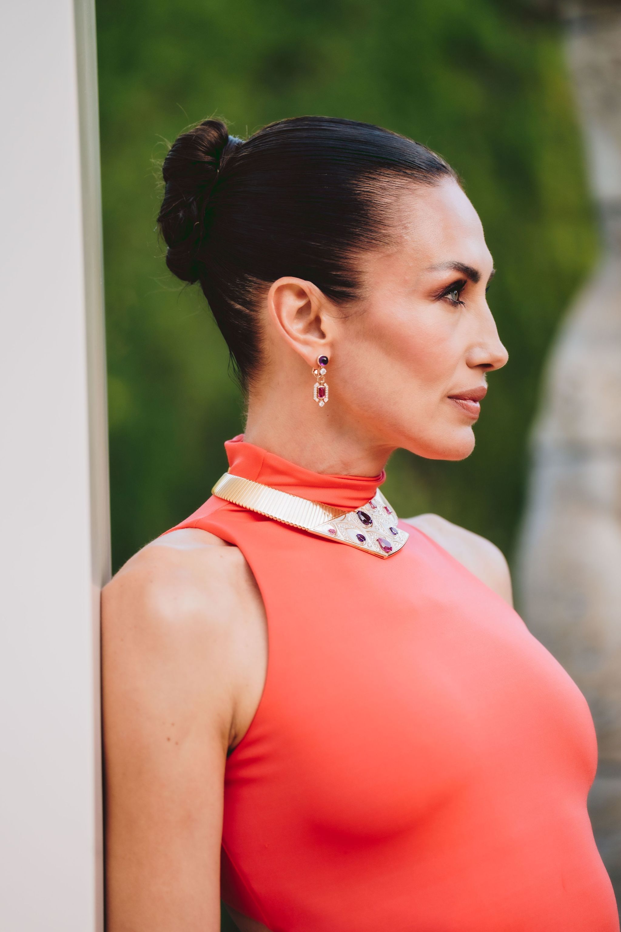 Nieves Álvarez portant une robe Silvia Tcherassi et des boucles d'oreilles et un collier de Haute Joaillerie Bvlgari.