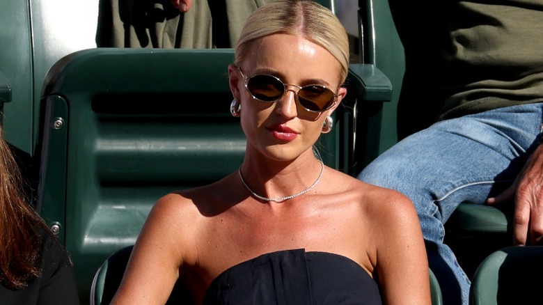 Morgan Riddle est assis au soleil et regarde le tournoi de tennis d'Indian Wells