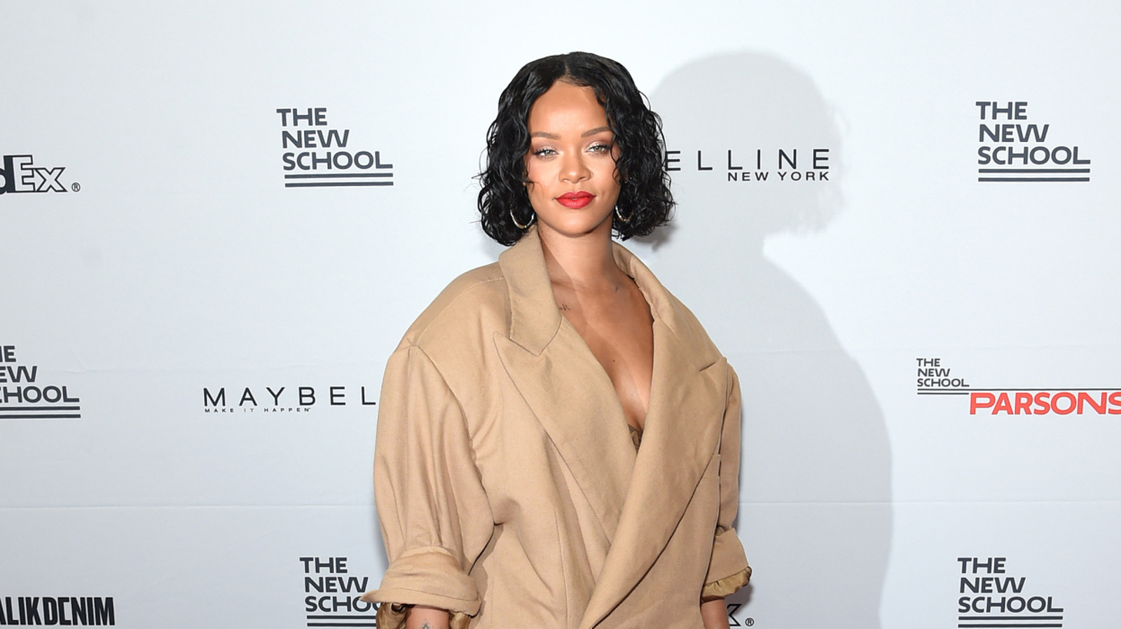 "Ça donne du fil à retordre au chauffeur UPS" : Rihanna a déclaré que ce look était l'un de ses moments les moins habillés