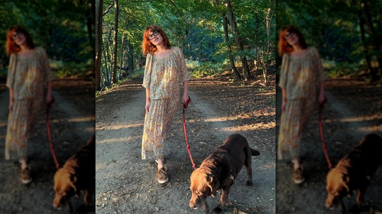 Molly Ringwald promenant son chien en septembre 2025