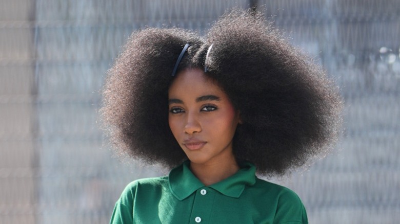 Une femme avec une douce coiffure afro