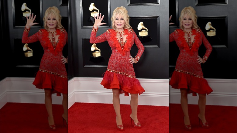 Dolly Parton porte une robe rouge et des talons aux Grammy Awards 2019