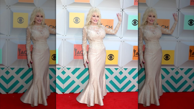 Dolly Parton porte une robe en dentelle beige aux Academy of Country Music Awards 2016
