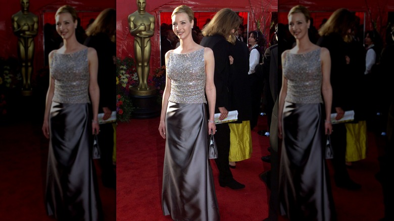 Lisa Kudrow posant lors d'un événement sur le tapis rouge dans une robe à paillettes et en satin duchesse.