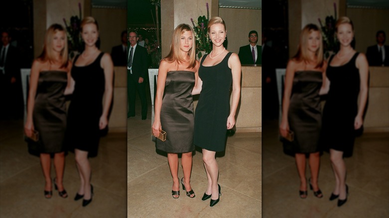 Lisa Kudrow porte une petite robe noire posant à côté de Jennifer Aniston.