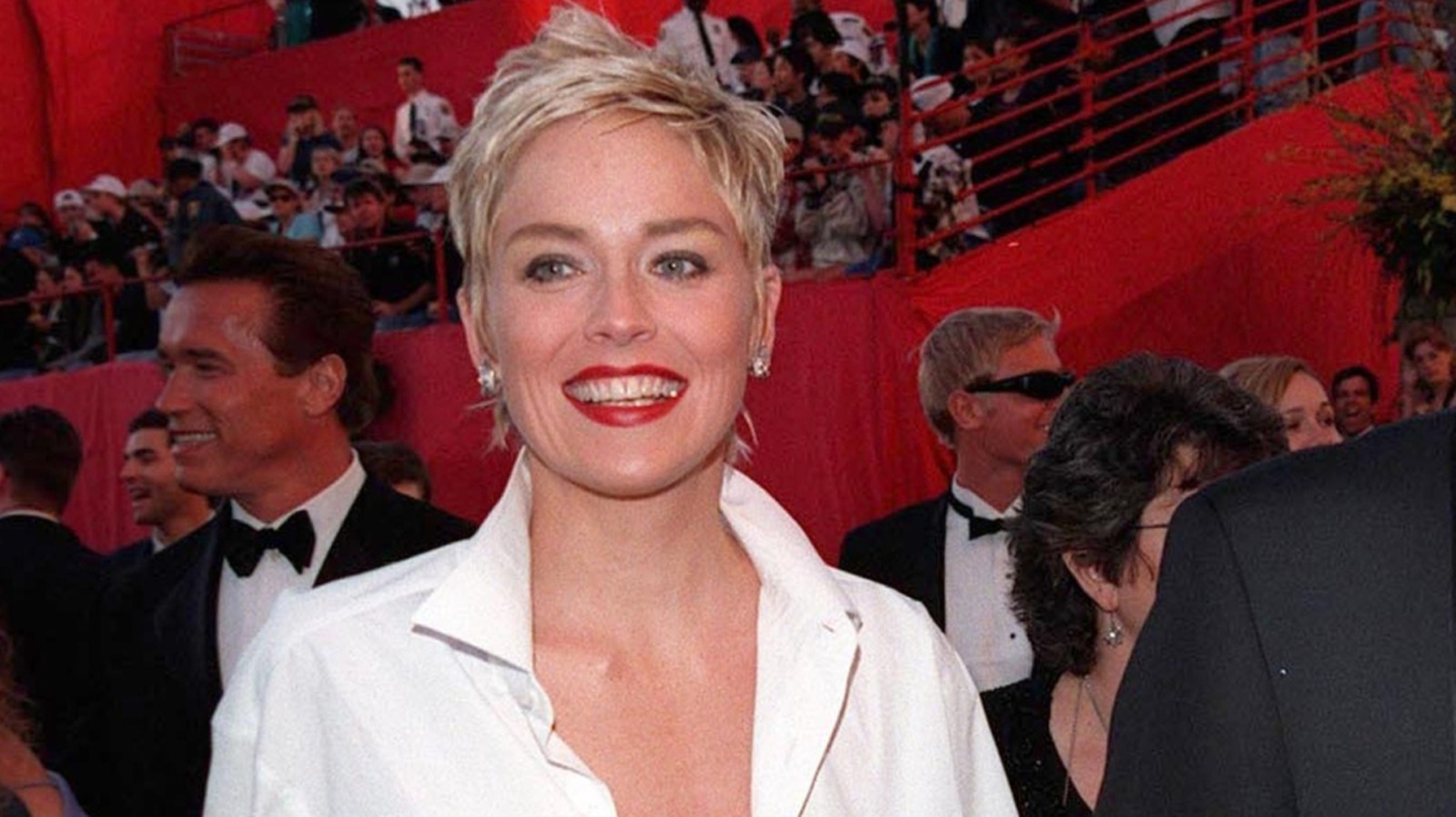 Le look le plus parlé de Sharon Stone dans les années 90 est désormais un modèle de mode haut-bas