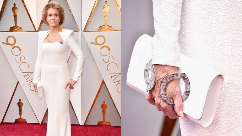 Image partagée de Jane Fonda portant une robe blanche structurée sur le tapis rouge à gauche et un gros plan de sa pochette détaillée à droite.