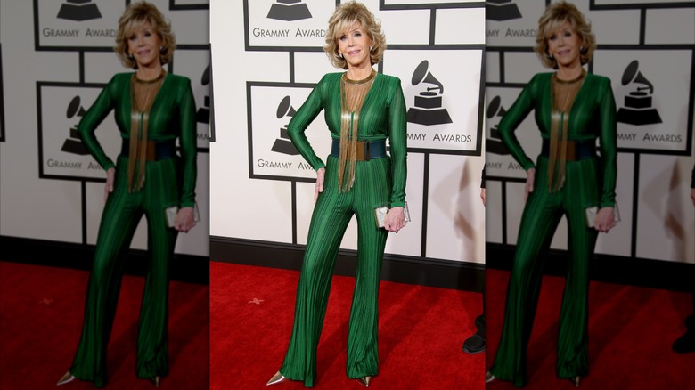 Jane Fonda posant sur le tapis rouge des Grammy dans une combinaison vert émeraude ornée de détails dorés.