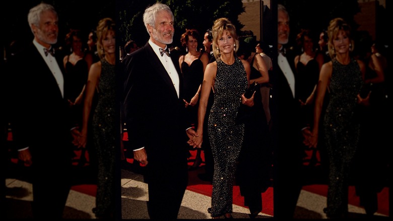 Jane Fonda sur le tapis rouge des Emmy Awards, vêtue d'une longue robe noire ornée de bijoux et dos nu.